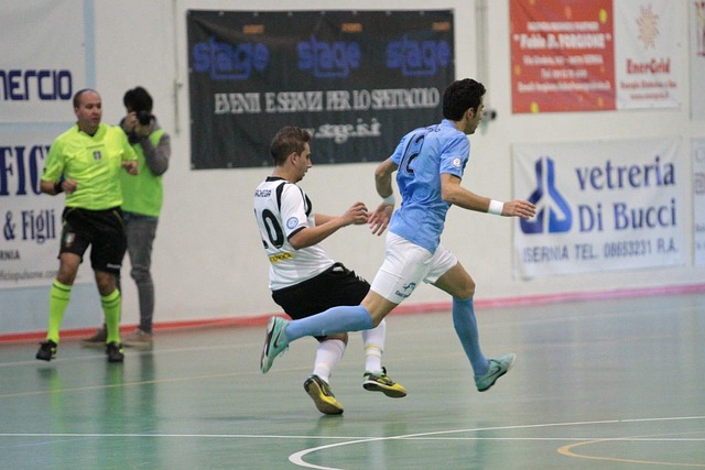 曼联因巴塞罗那关注而面临挑战，加布里埃尔被多家俱乐部关注，但曼联尽力留住他。